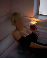 Erdemli Escort Güzeli: Meyve Yiyen Kızın Çekici Hikayesi